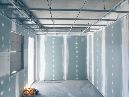 Quels types de faux plafonds choisir pour moderniser votre intérieur ?